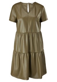 Robe olive, à manches courtes, fabriquée en matériau lisse et brillant; présente un décolleté en V, un dos en trou de serrure et un design de jupe à couches.