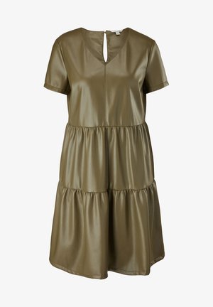 Sukienka w oliwkowym kolorze, z krótkim rękawem, wykonana z gładkiego, błyszczącego materiału; posiada dekolt w kształcie litery V, wycięcie na plecach oraz warstwowy krój spódnicy.