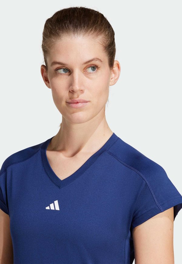 TRAIN ESSENTIALS MINIMAL BRANDING V NECK - Sports T-shirt3