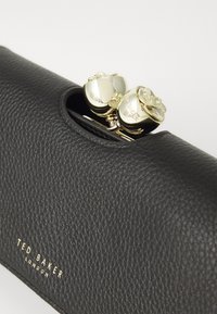 Ted Baker ROOSALI ROSE LARGE BOBBLE PURSE - Plånbok - black