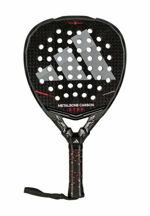 Adidas Metalbone Carbon paddle, zwarte koolstofvezeloppervlak, grote perforaties, rode accenten, gestructureerde grip, ergonomisch handvat, polsriem.