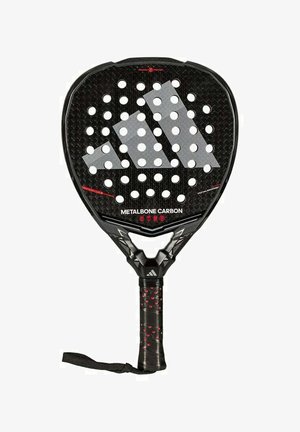 Adidas Metalbone Carbon paddle, zwarte koolstofvezeloppervlak, grote perforaties, rode accenten, gestructureerde grip, ergonomisch handvat, polsriem.