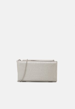 Pochette argentée métallique à surface texturée, forme rectangulaire, avec une bandoulière chaîne, fermeture à fermoir et design minimaliste.
