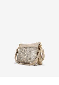 Bolso de hombro beige con patrón embosado de flores, herrajes en tono dorado y correa adjustable. Textura suave con cierre de cremallera.