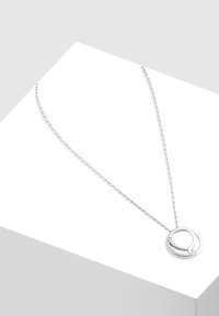 Sølvvedhængs halskæde med sammenflettet cirkeldesign, prydet med en fin perlekæde. Vedhænget har en poleret overflade og diskret detaljer.