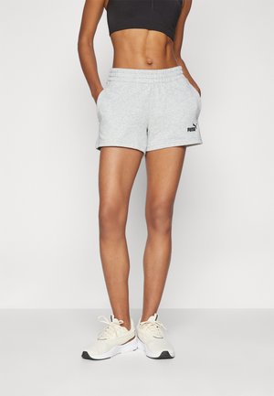Helle graue Baumwollshorts mit elastischem Bund und Seitentaschen, ausgestattet mit einem schwarzen Puma-Logo auf der unteren linken Seite.