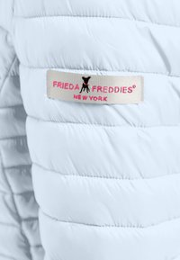 Jasnoniebieska kurtka puchowa z pikowanym wzorem. Posiada wyraźną metkę marki z różowym napisem i małym czarnym ikoną psa.