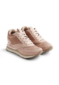 Baskets de sport rose clair en cuir suédé et en mesh, à bout arrondi, avec une semelle intermédiaire rembourrée et des lacets plats ornés d'un détail de logo sur la languette.