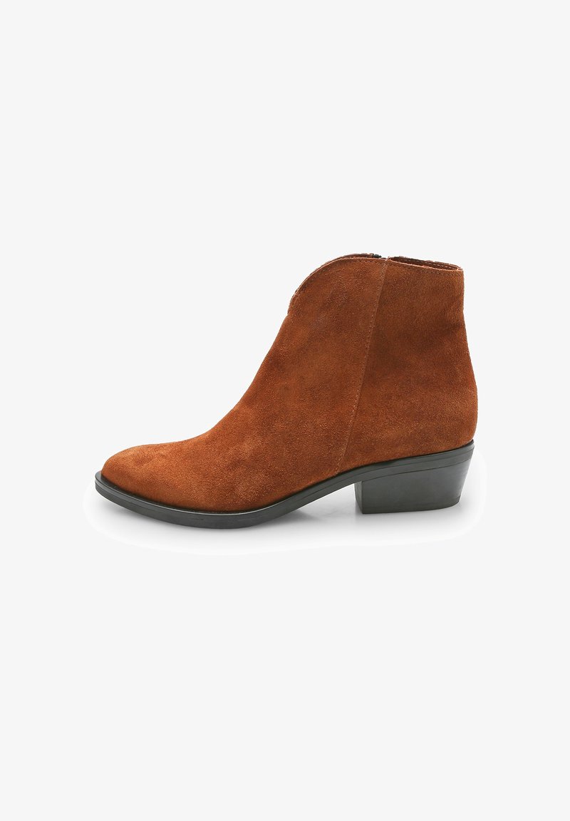 Botín de ante marrón hasta el tobillo con punta redondeada, tacón bajo y cierre con cremallera lateral. Textura suave y diseño minimalista.