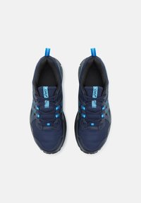 Baskets de sport bleu foncé avec une tige en mesh texturé, des lacets bleu clair contrastants, un col rembourré et une semelle en caoutchouc durable.