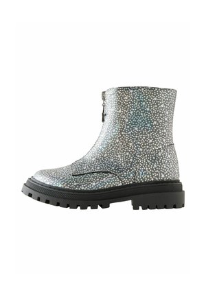 Botte montant à la cheville avec semelle noire à crampons épais, dessus argenté métallique et petit motif floral blanc et bleu clair, fermeture éclair latérale.