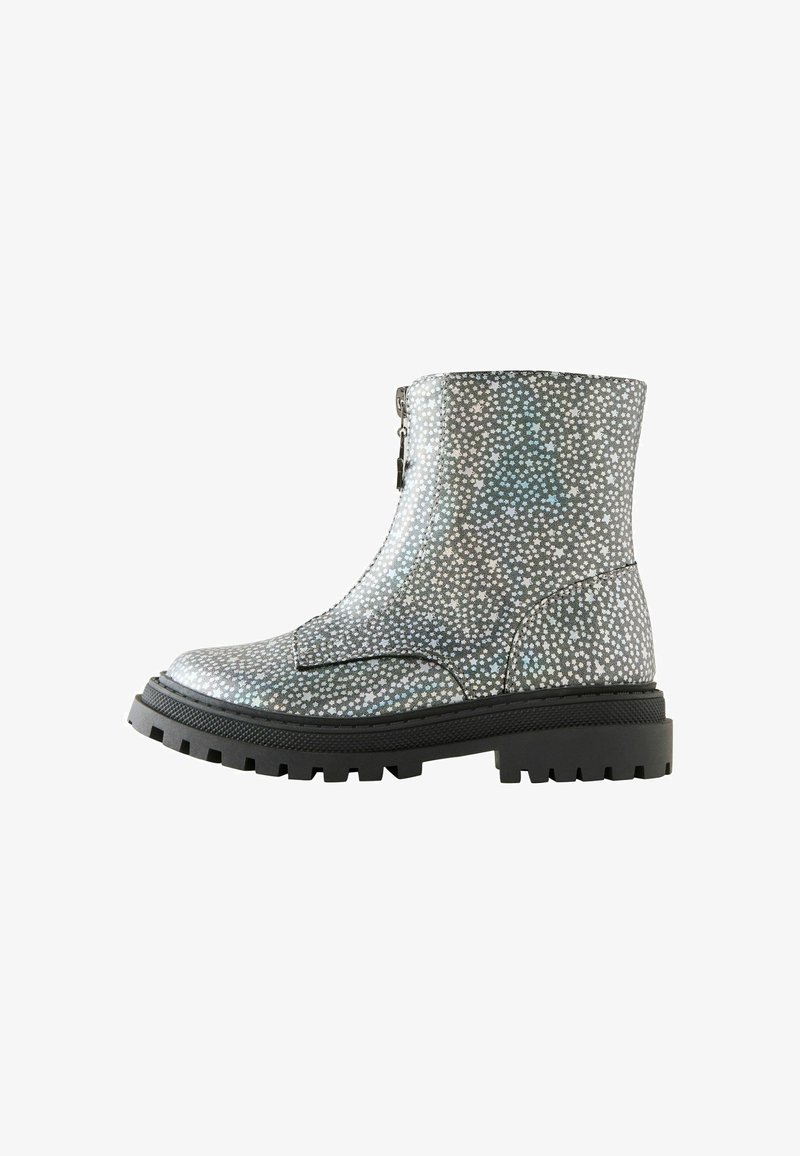Botte montant à la cheville avec semelle noire à crampons épais, dessus argenté métallique et petit motif floral blanc et bleu clair, fermeture éclair latérale.