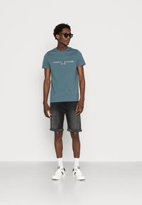 Tommy Hilfiger TOMMY LOGO TEE - T-shirt estampada - mercury marine