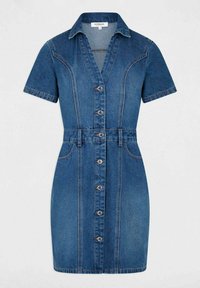 Robe chemise en denim à manches courtes, avec un bouton sur le devant, un col et une taille cintrée. Couleur bleu classique avec des coutures visibles et des poches latérales.