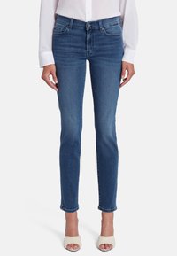 Jeans in denim blu con una vestibilità slim, vita media e leggere sfumature sulle cosce. Presentano cinque tasche e una chiusura a bottone classica.