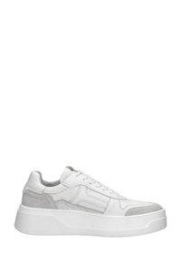Witte sneaker met grijze suede accenten, platte veters, ronde neus en dikke witte zool. Heeft een sportief ontwerp en textuurmaterialen.