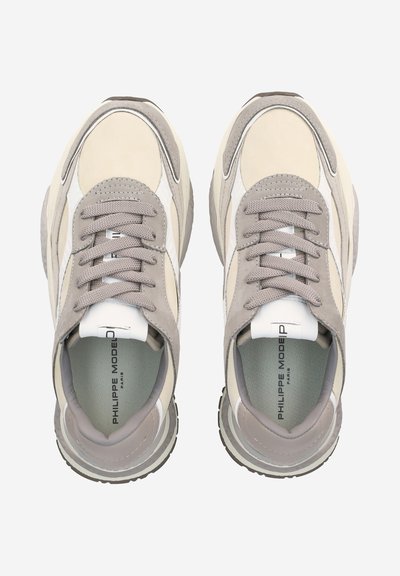 Sneakers leggere in suede crema e grigio con dettagli in rete, dotate di lacci tondi, colletto imbottito e suola in gomma a contrasto.