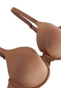 Reggiseno imbottito marrone con tessuto liscio, spalline regolabili e forma a coppa triangolare. Presenta un design senza cuciture e chiusura con gancio e occhiello.