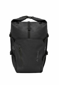 Sac à dos noir avec un design à rabat, tissu texturé, poche zippée à l'avant et bretelles ajustables. Deux boucles sur les côtés et détail du logo inclus.