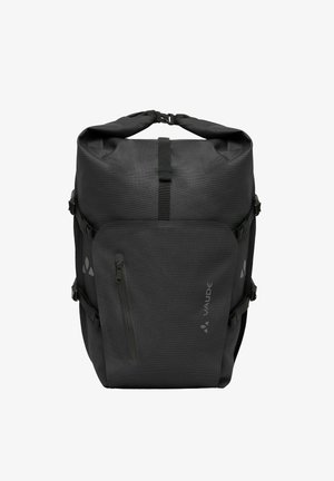 Zaino nero con design a roll-top, tessuto strutturato, tasca frontale con zip e spallacci regolabili. Inclusi due fibbie laterali e dettaglio del logo.