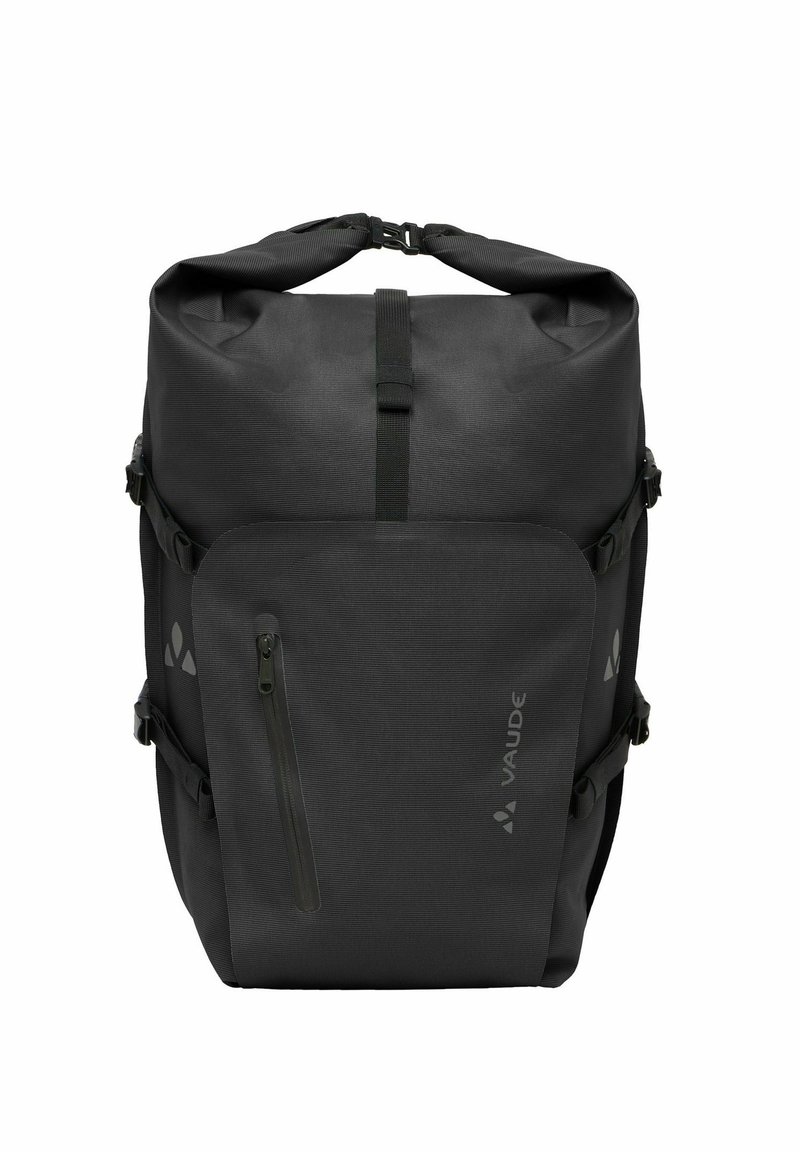 Sac à dos noir avec un design à rabat, tissu texturé, poche zippée à l'avant et bretelles ajustables. Deux boucles sur les côtés et détail du logo inclus.