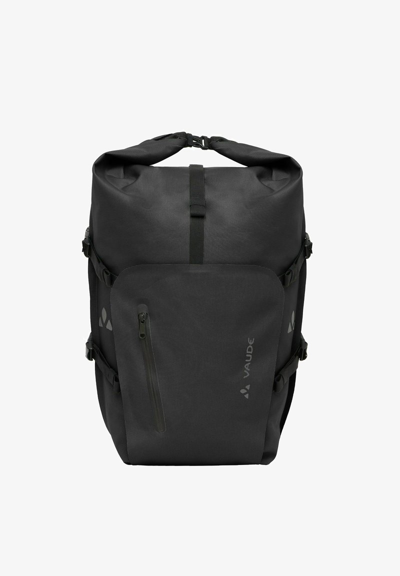 Sac à dos noir avec un design à rabat, tissu texturé, poche zippée à l'avant et bretelles ajustables. Deux boucles sur les côtés et détail du logo inclus.