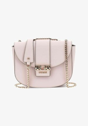 Sac à bandoulière en cuir rose clair avec une forme arrondie, une chaîne dorée, et un rabat à l'avant avec un fermoir en logo et des détails de couture.