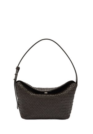 Ciemnobrązowa pleciona skórzana torba na ramię z pojedynczym regulowanym paskiem i klapą zapinaną na zatrzask.