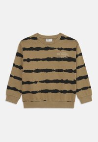 Brun genser med svarte horisontale tie-dye-striper og teksten "Utendørs Ingen Signal Eventyr Innsjøturklubb" på brystet.