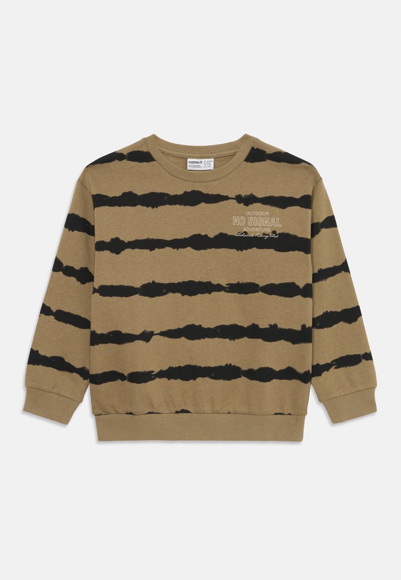 Brun genser med svarte horisontale tie-dye-striper og teksten "Utendørs Ingen Signal Eventyr Innsjøturklubb" på brystet.