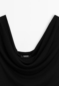 Svart halsringad topp i mjukt tyg med draperad design. Etiketten visar "Massimo Dutti," vilket indikerar ursprung från Turkiet.