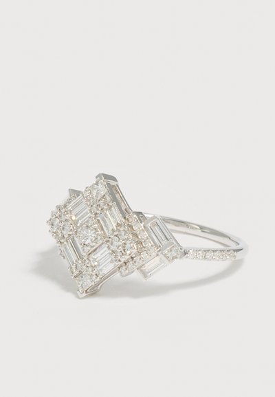 Bague en argent ornée d’un motif géométrique composé de pierres précieuses rondes et baguette transparentes sur une fine bande avec des petites pierres.