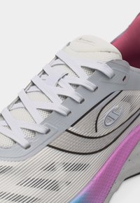 Λευκό και γκρι αθλητικό παπούτσι με λευκά κορδόνια, άνω μέρος από δίχτυ, λογότυπο Champion και λεπτομέρεια στη σόλα με χρωματική μετάβαση από ροζ σε μπλε.