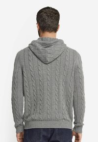 Grauer Kabelstrick-Hoodie mit strukturiertem Muster, ausgestattet mit einer Kordelzugkapuze sowie gerippten Bündchen und Saum. Aus superweichem Stoff und mit normaler Passform.
