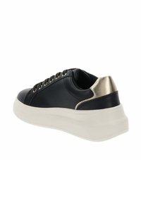 Sneaker sintetica nera con finitura testurizzata, dettagli dorati sul tallone e una suola in gomma bianca, con lacci e occhielli neri.