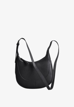 Zwarte, gestructureerde leren crossbodytas met gebogen vorm en verstelbare schouderriem op witte achtergrond.