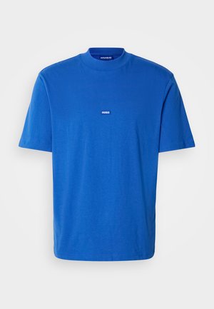 Sinine puuvillane T-särk, millel on lühikesed varrukad, ümmargune kaelus ja väike logo õmblus rinnal. Sile tekstuur ja mugav lõige.