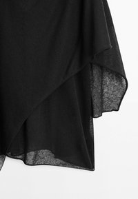 Tissu léger noir drapé avec des ourlets irréguliers, montrant une texture translucide et des plis doux et fluides sur un fond blanc.