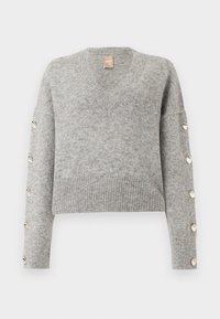 Ανοιχτό γκρι πλεκτό πουλόβερ με V-λαιμόκοψη, μακρυά μανίκια με έξι μεγάλα μεταλλικά κουμπιά σε κάθε μανικετόκουμπο και ριμπ τελείωμα.