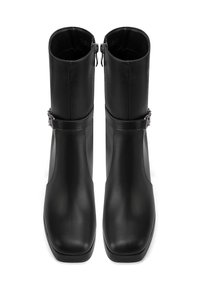 Stivali alla caviglia in pelle nera con una finitura liscia, punta quadrata e zip laterali. Presentano una cinghia con un dettaglio di fibbia decorativa.