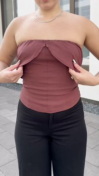 Bordeaux strapless top med en twist foran detalje, tætsiddende silhouet og glat stof. Sættes sammen med sorte højtaljede bukser.