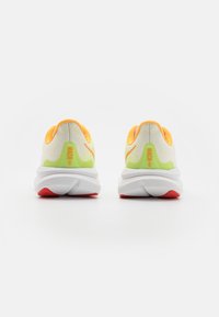 HOKA MACH 6 - Silniční běžecké boty - white/lettuce