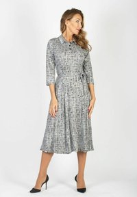 Szara sukienka w print z kołnierzykiem typu koszulowego, rękawami o długości 3/4, dopasowaną talią i rozkloszowanym dołem. Posiada abstrakcyjny wzór w linie.