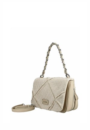 Borsa beige in tessuto strutturato con manico in catena e pelle, tasca laterale con zip e tracolla removibile.