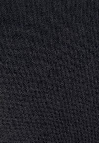 Schwarzer Strickstoff mit feiner Textur, der ein gleichmäßiges Webmuster und eine glatte Oberfläche aufweist. Ideal für Bekleidungsanwendungen.