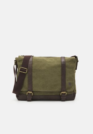 Borsa a tracolla in tessuto verde con dettagli in pelle marrone, pattina frontale, tracolla regolabile e chiusura con zip in cima. Presenta accessori in oro.