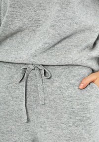 Grijs, textuur loungewear set met een trekkoord in de taille en zijzakken. Zachte stof met een casual pasvorm en minimalistisch ontwerp.