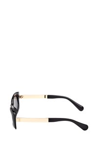 Sorte solbriller med en blank finish, udstyret med guldfarvede metal accenter på stængerne og armene. Buet form, flade linser.
