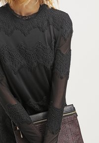 Cream Jerseyklänning - black