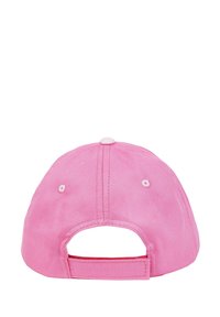 Cappello rosa con visiera curva, realizzato in tessuto di cotone. Presenta un bottone sulla parte superiore e una chiusura a strappo sul retro.